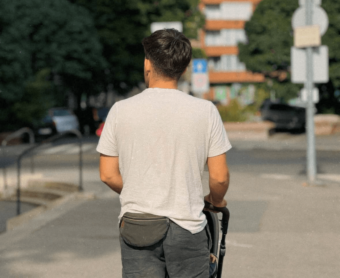A Hallgatlak szerzője egy városi sétán